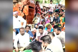 Kanker Villagers Protest Chhattisgarh : आश्वासनों से टूटा भरोसा! मूलभूत सुविधाओं की मांग को लेकर 68 गांवों के ग्रामीणों का बड़ा आंदोलन, सरकारी दफ्तरों में जड़े ताले, इन मांगों पर अड़े ग्रामीण