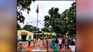 Bhanupratappur Ex-Naxal Flag Hosting : जिस तिरंगे का कभी किया विरोध, आज उसी को दी सलामी! 27 आत्मसमर्पित नक्सलियों ने पुलिस के साथ मनाया आजादी का जश्न